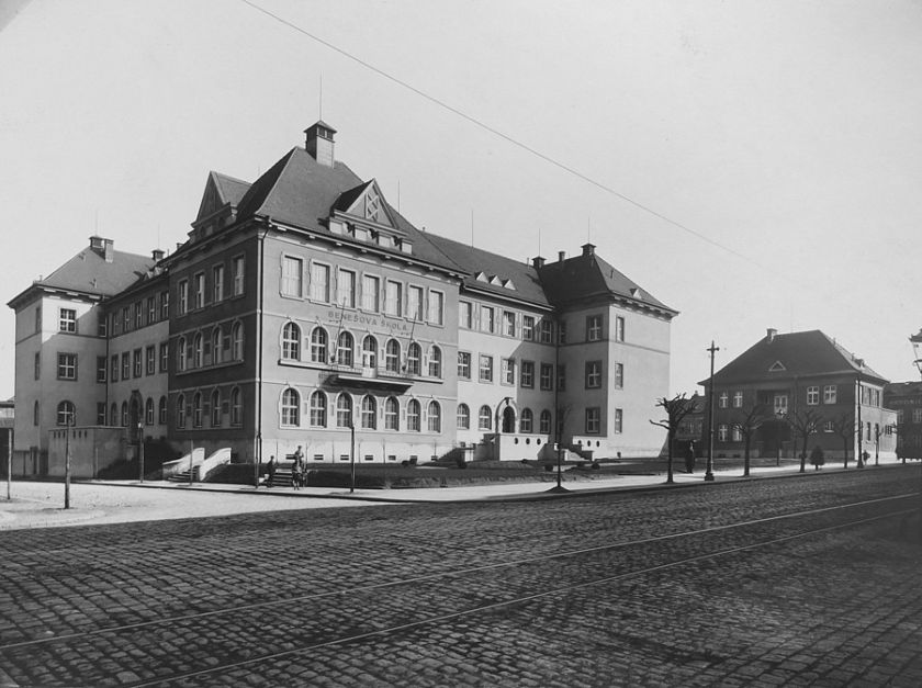 Budova školy 30.leta Budova školy 30.leta