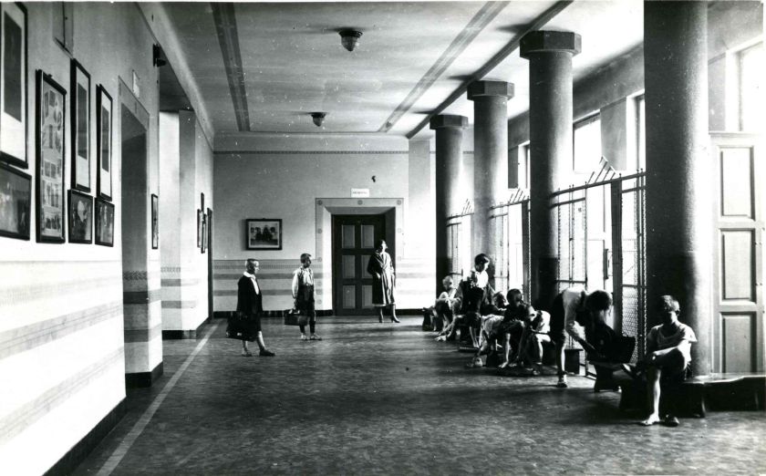 Chodba školy 1925 Chodba školy 1925