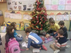 náš vánoční stromek s dárky pro kamarády