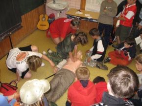 Děti si mohly vyzkoušet umělé dýchání a masáž srdce se svými vychovateli - záchranáři.