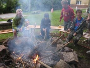 Nechyběl ani táborák s vuřty a kytarou.