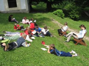 Když bylo hezky, učili jsme se venku.