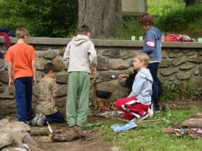 Soutěžilo se kdo nejrychleji uvaří nejlahodnější přírodní čaj.