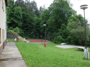K dispozici jsme měli velkou zahradu s pramenem, hřištěm a vlastní malou školou.